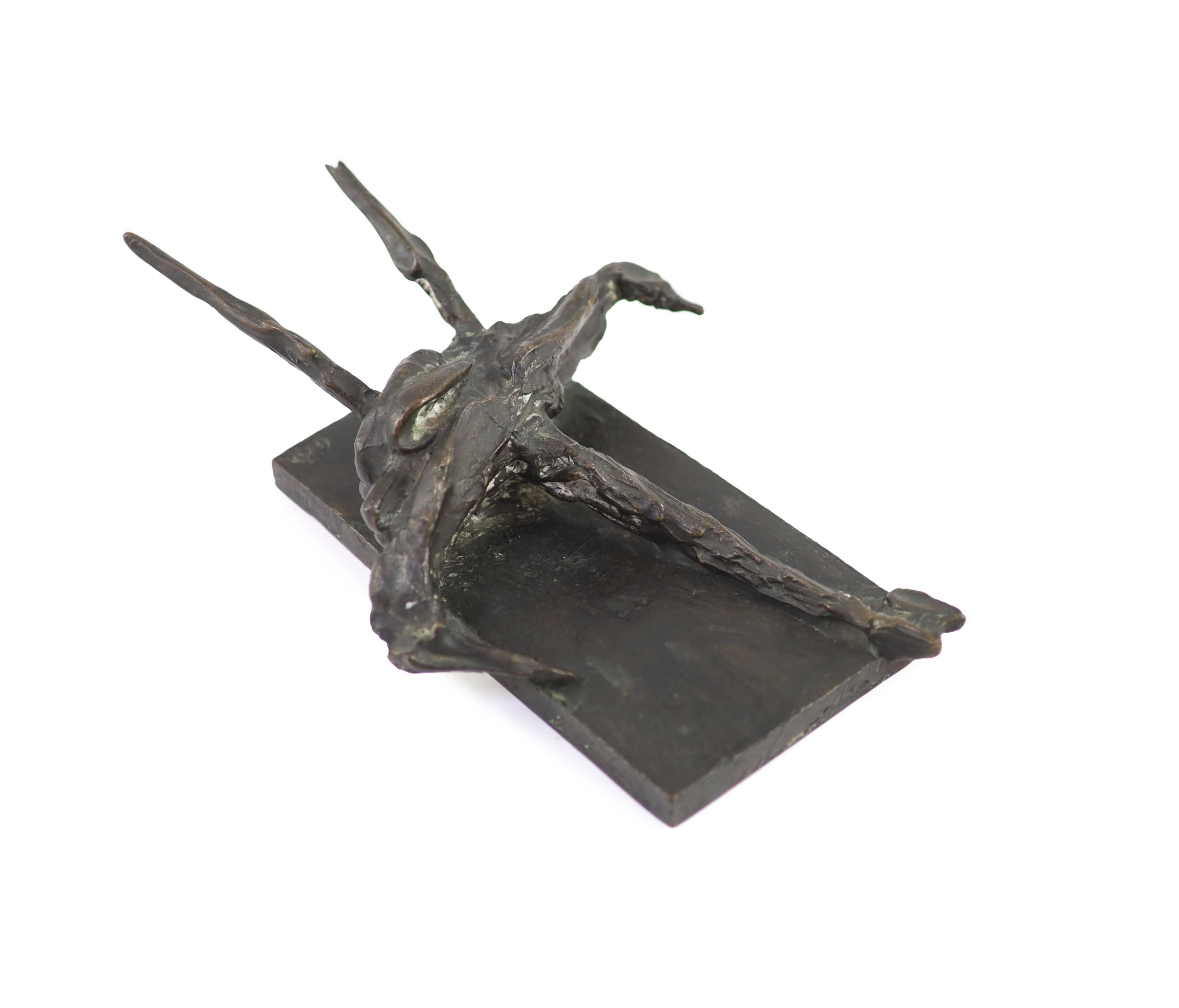 Bernard Meadows (1915-2005), Fallen Bird, bronze, H 8.5cm. L 23cm. D 16cm.